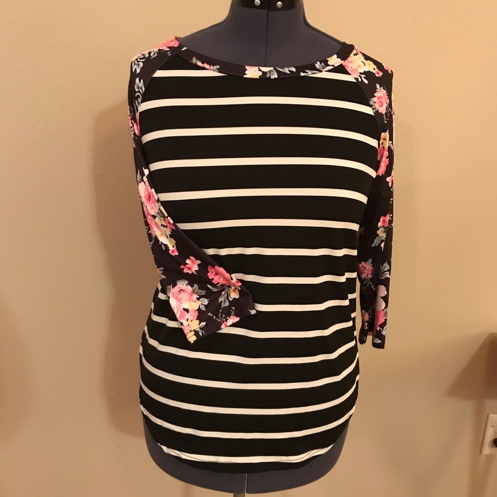 Scoop neck 3/4 sleeve tee.